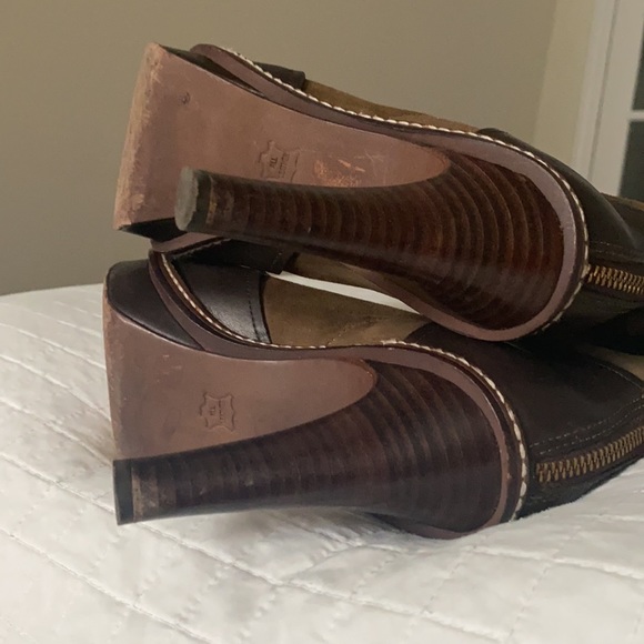 Knee high tan suede and leather BCBG boots - Picture 4 of 13